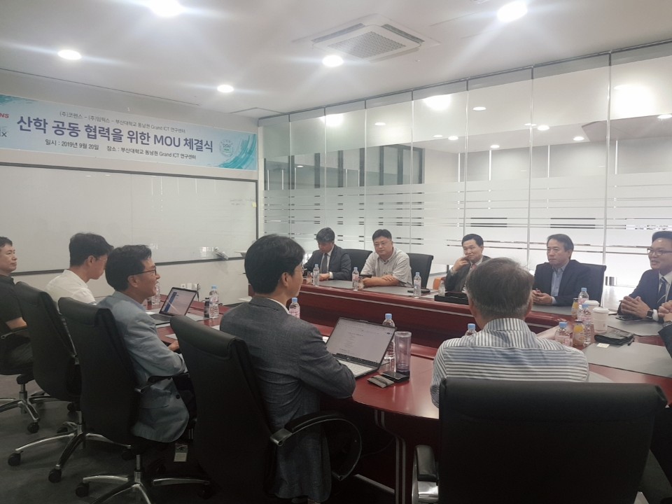 산학 공동 협력을 위한 MOU 체결식(2019.9.20) KakaoTalk_20190920_115616838_06.jpg